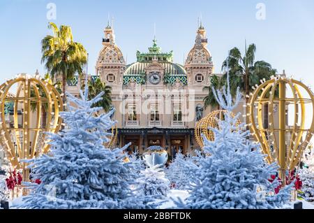 Monaco, Monte-Carlo, 25. Dezember 2019: Das Casino Monte-Carlo bei Sonnenuntergang, weiße Weihnachtsbäume, Hotel Paris, sonniger Tag, Weihnachten Stockfoto