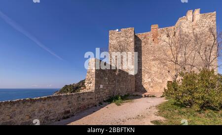 Die schöne Rocca Aldobrandesca von Talamone, Grosseto, Toskana, Italien, an einem schönen sonnigen Tag Stockfoto