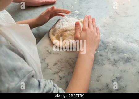 Kinder machen Pizza in einer Klasse Stockfoto