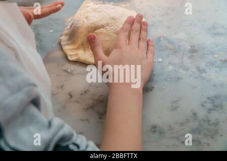 Kinder machen Pizza in einer Klasse Stockfoto