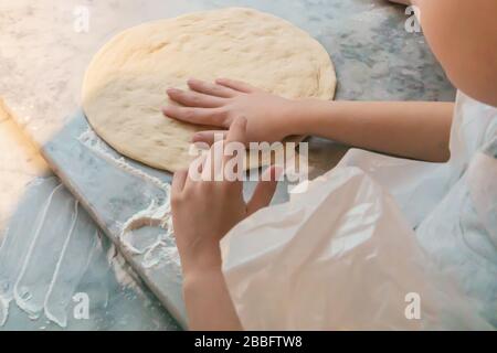 Kinder machen Pizza in einer Klasse Stockfoto