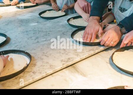 Kinder machen Pizza in einer Klasse Stockfoto