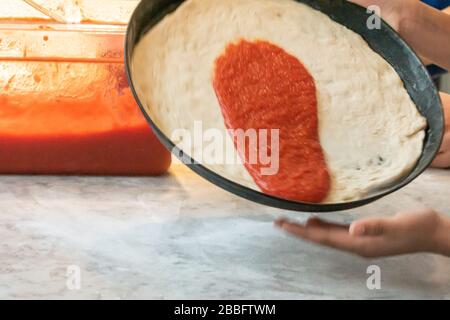 Kinder machen Pizza in einer Klasse Stockfoto