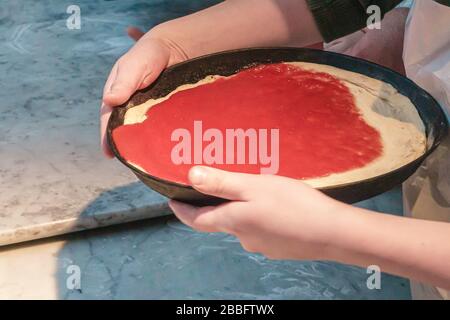 Kinder machen Pizza in einer Klasse Stockfoto