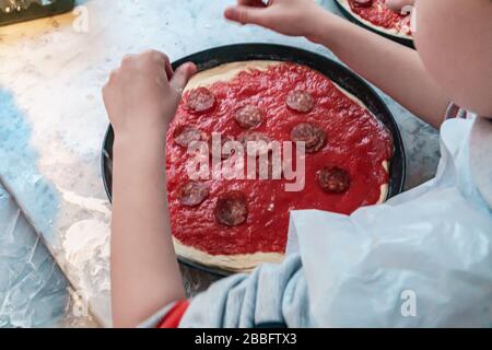 Kinder machen Pizza in einer Klasse Stockfoto