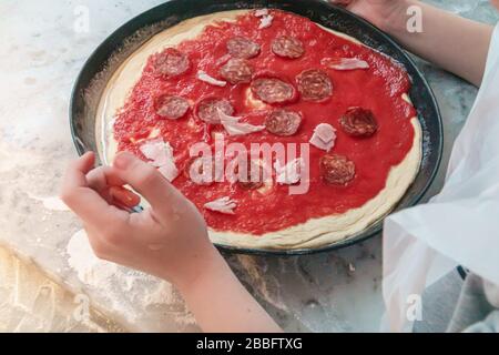 Kinder machen Pizza in einer Klasse Stockfoto