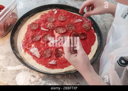 Kinder machen Pizza in einer Klasse Stockfoto