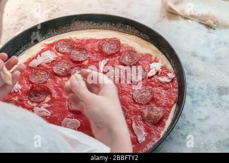 Kinder machen Pizza in einer Klasse Stockfoto