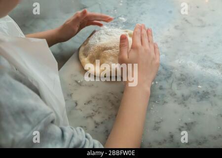 Kinder machen Pizza in einer Klasse Stockfoto