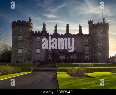 Blick auf die Westseite des prächtigen Kilkenny Castle in Irland. Stockfoto