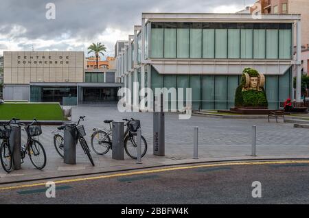 ELCHE, SPANIEN - 29. DEZEMBER 2018: Blick auf das Kongresszentrum "Ciutat d'ELX" in der Stadt Elche, Provinz Alicante, Spanien Stockfoto