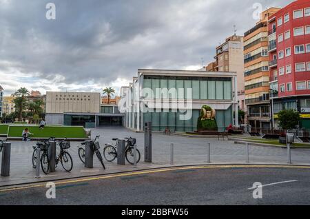 ELCHE, SPANIEN - 29. DEZEMBER 2018: Blick auf das Kongresszentrum "Ciutat d'ELX" in der Stadt Elche, Provinz Alicante, Spanien Stockfoto