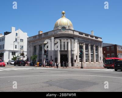 M ST NW Kreuzung mit Wisconsin Ave NW in Georgetown. Stockfoto