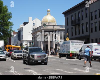 M ST NW Kreuzung mit Wisconsin Ave NW in Georgetown. Stockfoto