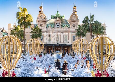 Monaco, Monte-Carlo, 25. Dezember 2019: Das Casino Monte-Carlo bei Sonnenuntergang, weiße Weihnachtsbäume, Hotel Paris, sonniger Tag, Weihnachten Stockfoto