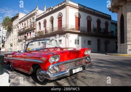 HAVANNA, KUBA - 29. MÄRZ 2017: Schönes rotes Cabriolet 50er-Jahre amerikanisches Auto auf der Straße in der Nähe des Kapitols geparkt. Havanna, Kuba. Reisen und Tourismus. Stockfoto