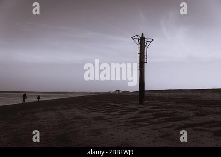 Schwarz-Weiß-Szene von Fleetwood Beach in Lancashire. Stockfoto