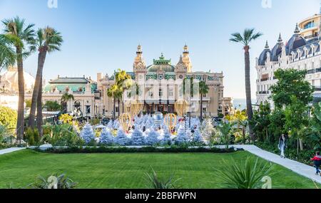 Monaco, Monte-Carlo, 25. Dezember 2019: Das Casino Monte-Carlo bei Sonnenuntergang, weiße Weihnachtsbäume, Hotel Paris, sonniger Tag, Weihnachten Stockfoto