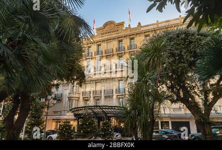 Monaco, Monte-Carlo, 25. Dezember 2019: Das berühmte Hotel Hermitage bei Sonnenuntergang, sonniger Tag, Luxusapartments, grüner Baum Stockfoto