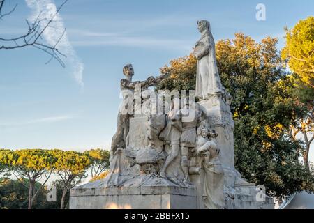 Arezzo, Toskana, Italien - Dezember 2019: Denkmal für Francesco Petrarca auf dem Rasenspaziergang im Inneren des öffentlichen Parks Arezzo. Es wurde im Jahre 1928 erbaut und ist der größte Marmorkomplex, der Francesco Petrarca gewidmet ist Stockfoto