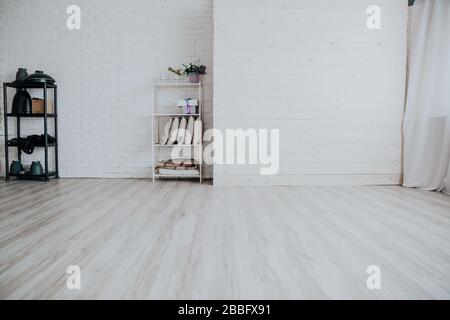 PhotoStudio heller Holzhintergrund mit Ziegelwand und Regalen Stockfoto