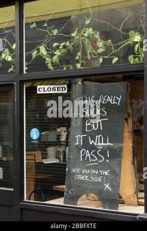 Federation Coffee in Brixton Village wurde während der Londoner Sperrzeit aufgrund der Ausbreitung von Covid-19 geschlossen. Am 31. März 2020 aufgenommen Stockfoto