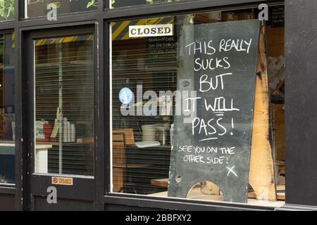 Federation Coffee in Brixton Village wurde während der Londoner Sperrzeit aufgrund der Ausbreitung von Covid-19 geschlossen. Am 31. März 2020 aufgenommen Stockfoto