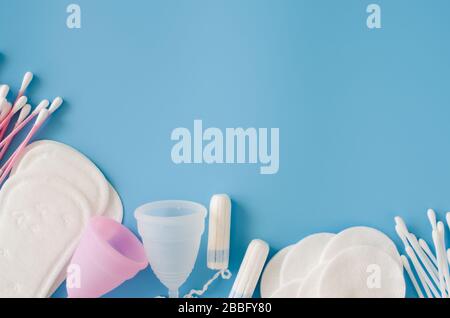 Feminines Hygienezubehör. Konzept der weiblichen Hygiene während der Menstruation. Stockfoto