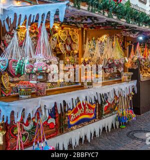 Heidelberg, Deutschland - 04. Dezember 2019: Weihnachtsmarkt im Morgengrauen mit vielen Süßigkeiten Stockfoto