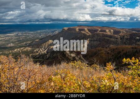 Blick auf das Tal im Mesa Verde National Park bei einem bevorstehenden Sturm Stockfoto