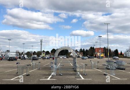 Leipzig, Deutschland. März 2020. Mehrere Einkaufswagen befinden sich auf einem Supermarktparkplatz rund um ein Einkaufswagenhaus. Was scheinbar eine Kunstinstallation oder die Arbeit eines Jokers ist, sind einfach die Vorbereitungen für die Reinigung der Häuser. So wollte sich die Reinigungscrew den Arbeitsplatz sichern. Kredit: Jan Woitas / dpa-Zentralbild / dpa / Alamy Live News Stockfoto