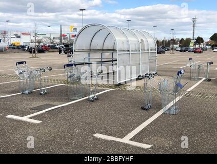 Leipzig, Deutschland. März 2020. Mehrere Einkaufswagen befinden sich auf einem Supermarktparkplatz rund um ein Einkaufswagenhaus. Was scheinbar eine Kunstinstallation oder die Arbeit eines Jokers ist, sind einfach die Vorbereitungen für die Reinigung der Häuser. So wollte sich die Reinigungscrew den Arbeitsplatz sichern. Kredit: Jan Woitas / dpa-Zentralbild / dpa / Alamy Live News Stockfoto