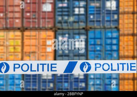 Krieg gegen Drogen. Polite/Polizeiband vor gestapelten Containern, die auf den Transport am Kai am belgischen Hafen/Hafen in Belgien warten Stockfoto