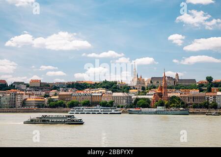 Im Stadtteil Buda Fischerbastei und St. Matthias Kirche mit Donau in Budapest, Ungarn Stockfoto