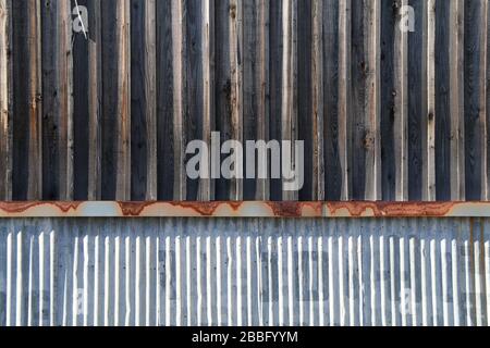 Ein alter verwitterter alter Lagerbau aus Metallholz Stockfoto