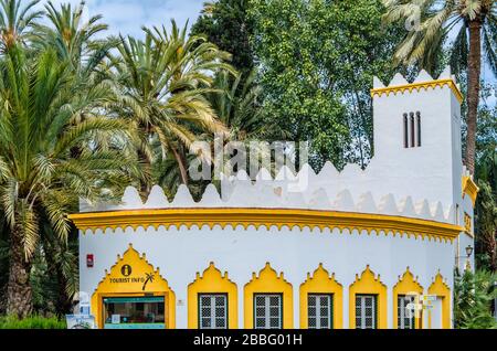 ELCHE, SPANIEN - 29. DEZEMBER 2018: Touristeninformation in der Stadt Elche, Provinz Alicante, Spanien Stockfoto