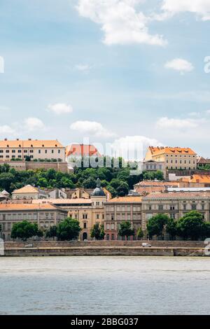 Budaer Burgbezirk Mittelalterbauten mit Donau-Fluss in Budapest, Ungarn Stockfoto