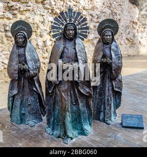 ELCHE, SPANIEN - 29. DEZEMBER 2018: Skulptur "Las tres Marias" ("die drei Marys"), ein in Bronze gegossenes künstlerisches Ensemble, Werk des Künstlers Juan Jose Q Stockfoto