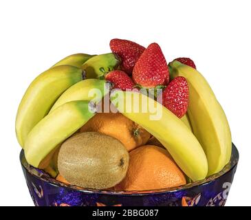 Frische tropische und subtropische Früchte in einer großen blauen Kristallvase. Isolierter, weißer Hintergrund. Stockfoto