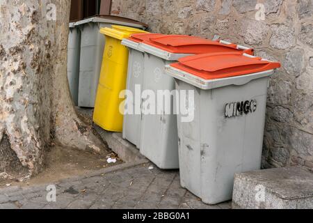 Madrid, Spanien - 17. Februar 2020: Bunte Recyclingbehälter auf der Straße Stockfoto