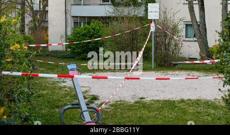 Darmstadt-Land, 28. März 2020: Der Spielplatz für Kinder ist aufgrund von Covid-19 geschlossen. Stockfoto