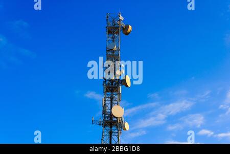 Turm mit Geräten und Antennen, Sender und Repeater für mobile Kommunikation und das Internet Stockfoto