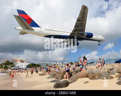 Delta Airlines Boeing 757 führt über Maho Beach, eine beliebte Touristenattraktion in St. Maarten/St. Martin für die Flugzeuge, die tief vorbeifliegen. N612DEL Stockfoto