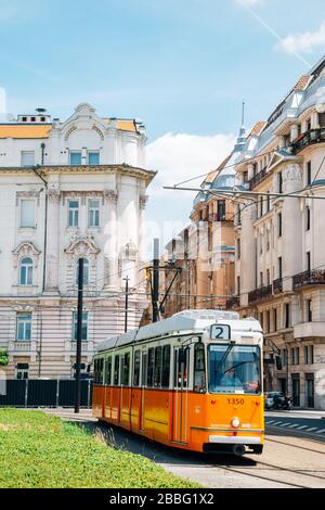 Budapest, Ungarn - 29. Juni 2019: Altstadtstraße und gelbe Straßenbahn Stockfoto