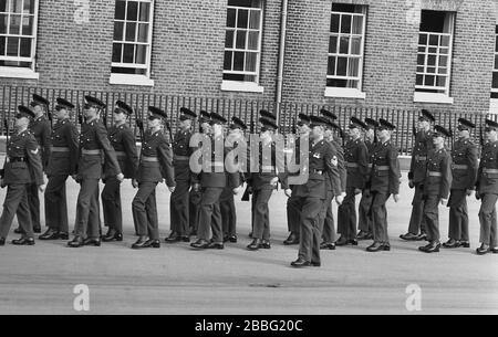 1968 stand eine Gruppe britischer Uniformierter auf dem Paradeplatz bei einer Militärparade in der Royal Artillery Barracks in Woolwich, South London, England. Die zwischen 1776 und 1802 erbaute Kaserne hat das größte Paradegelände Großbritanniens. Stockfoto