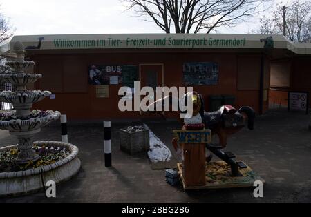 Germendorf, Deutschland. März 2020. Die Fahrkartenschalter am Eingang zum Dinopark Germendorf (Brandenburg) sind geschlossen. Wegen der Corona-Krise ist auch dieser Tier- und Freizeitpark geschlossen. Zahlreiche Mitarbeiter sind nun in Kurzarbeit. Kredit: Paul Zinken / dpa-zb-Zentralbild / dpa / Alamy Live News Stockfoto