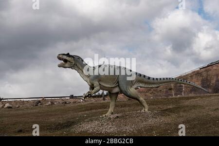 Germendorf, Deutschland. März 2020. Eine überdimensionale Dinosaurierfigur steht im Dinopark Germendorf (Brandenburg). Wegen der Koronakrise ist auch dieser Tier- und Freizeitpark geschlossen. Zahlreiche Mitarbeiter sind nun in Kurzarbeit. Kredit: Paul Zinken / dpa-zb-Zentralbild / dpa / Alamy Live News Stockfoto