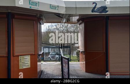 Germendorf, Deutschland. März 2020. Die Fahrkartenschalter am Eingang zum Dinopark Germendorf (Brandenburg) sind geschlossen. Wegen der Corona-Krise ist auch dieser Tier- und Freizeitpark geschlossen. Zahlreiche Mitarbeiter sind nun in Kurzarbeit. Kredit: Paul Zinken / dpa-zb-Zentralbild / dpa / Alamy Live News Stockfoto