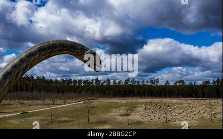 Germendorf, Deutschland. März 2020. Eine überdimensionale Dinosaurierfigur steht im Dinopark Germendorf (Brandenburg). Wegen der Koronakrise ist auch dieser Tier- und Freizeitpark geschlossen. Zahlreiche Mitarbeiter sind nun in Kurzarbeit. Kredit: Paul Zinken / dpa-zb-Zentralbild / dpa / Alamy Live News Stockfoto