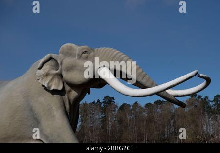 Germendorf, Deutschland. März 2020. Eine überdimensionale Mammutfigur steht im Dinopark Germendorf (Brandenburg). Wegen der Corona-Krise ist auch dieser Tier- und Freizeitpark geschlossen. Zahlreiche Mitarbeiter sind nun in Kurzarbeit. Kredit: Paul Zinken / dpa-zb-Zentralbild / dpa / Alamy Live News Stockfoto